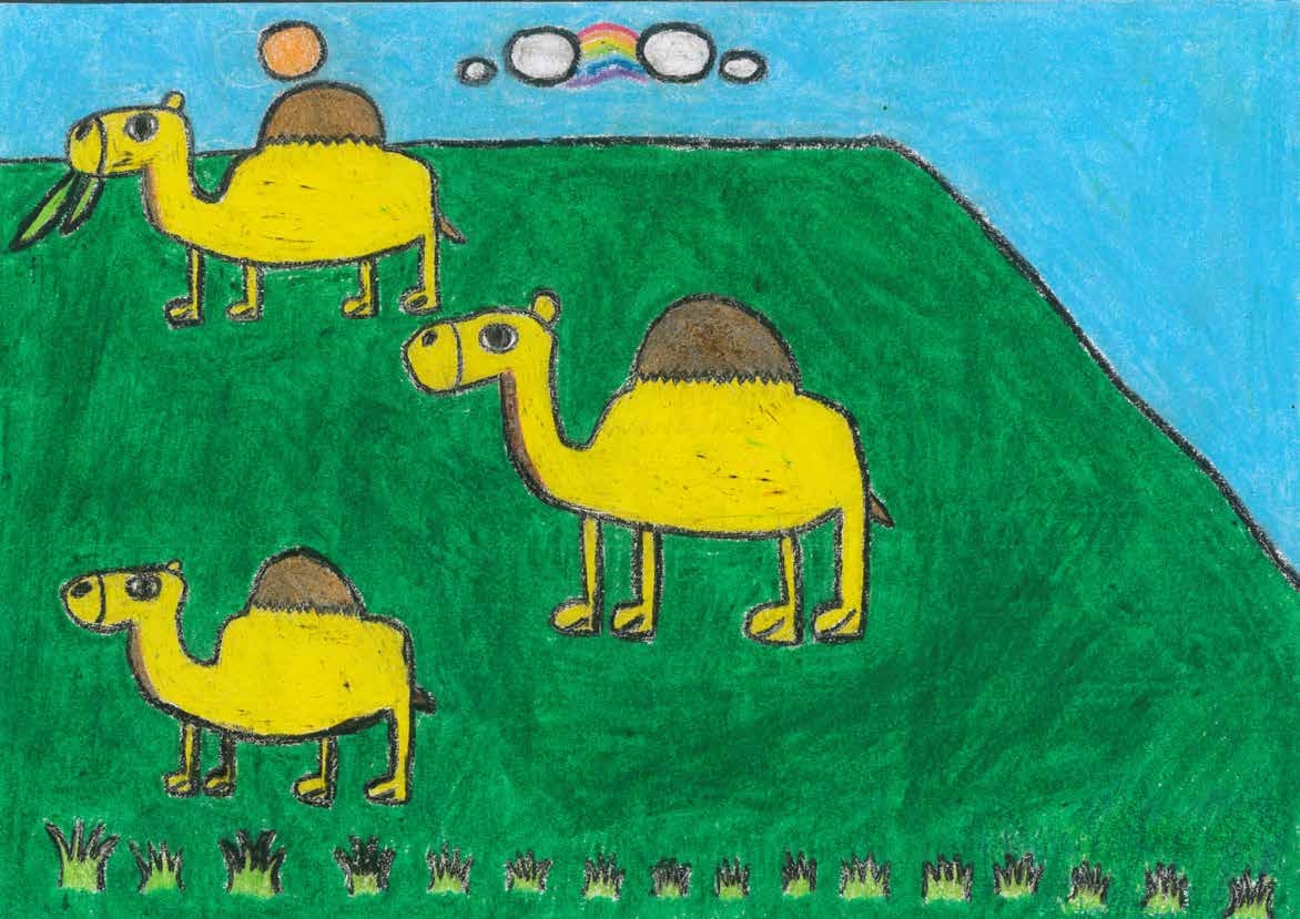 這裡的草原有三隻黃色的駱駝，他們吃著草，非常歡樂。