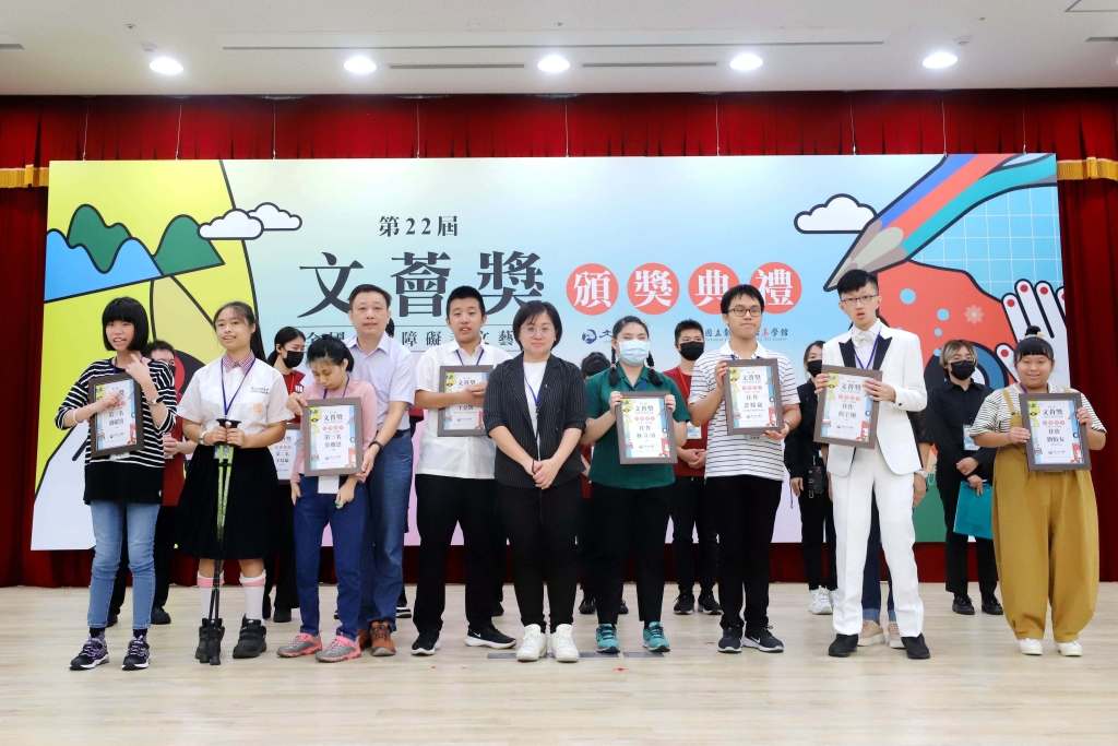 立法委員陳培瑜（右5）頒發文學類高中職組佳作獎項並與得獎者合影。
